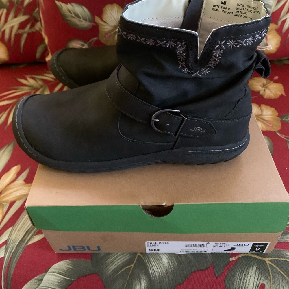 JBU Women’s Dottie Black Boots with buckle.